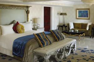 ein Schlafzimmer mit einem Kingsize-Bett und einer Couch in der Unterkunft Cairo Marriott Hotel & Omar Khayyam Casino in Kairo