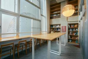 Knihovna v hostelu