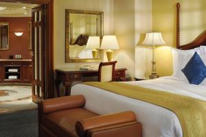 Ein Bett oder Betten in einem Zimmer der Unterkunft Cairo Marriott Hotel & Omar Khayyam Casino