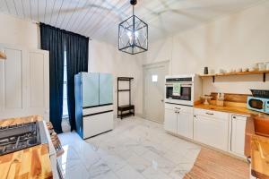 una cucina con armadi bianchi e frigorifero blu di Cynthiana Retreat with Fireplace Less Than 1 Mi to River 