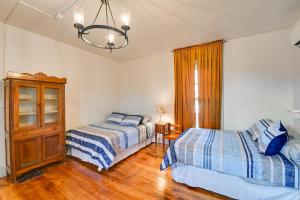 1 dormitorio con 2 camas y lámpara de araña en Cynthiana Retreat with Fireplace Less Than 1 Mi to River, 