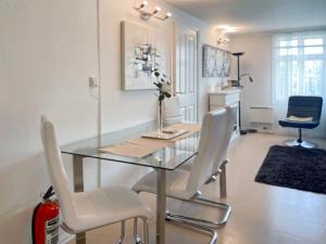 Køkken eller tekøkken på Unique 3bed Rooms - Generous Terrace - Central Stavanger + 27 billeder