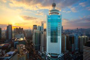 un edificio alto con una cúpula en la parte superior de una ciudad en Renaissance Shenzhen Luohu Hotel en Shenzhen