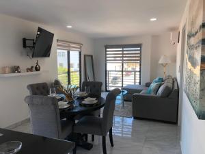 - un salon avec une table et un canapé dans l'établissement Morgan Hotel Boutique & Residences, Los Cabos, à Cabo San Lucas