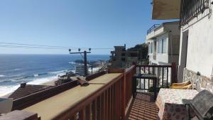a balcony with a view of the ocean at Departamento Reñaca Quinto Sector en calle Bellavista in Viña del Mar