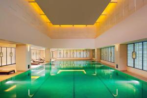 Bazén v ubytování The St. Regis Tianjin nebo v jeho okolí