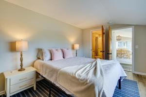 um quarto com uma cama com almofadas cor-de-rosa em Waterfront Mystic Island Home with Boat Dock! em Little Egg Harbor Township