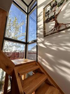 Habitación con ventana y banco de madera. en Casas Altos del Simpson en Coyhaique