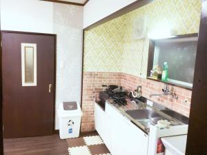 Dapur atau dapur kecil di 免费Wi-Fi 地铁站5分钟 10分种步行稲荷大社 坐地铁10分到京都站 交通便利 餐厅便利店超市俱全
