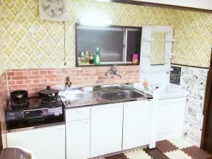 Dapur atau dapur kecil di 免费Wi-Fi 地铁站5分钟 10分种步行稲荷大社 坐地铁10分到京都站 交通便利 餐厅便利店超市俱全 +37 gambar