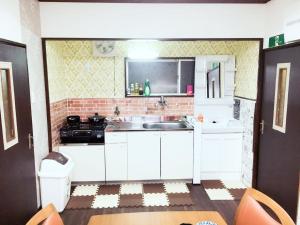 Dapur atau dapur kecil di 免费Wi-Fi 地铁站5分钟 10分种步行稲荷大社 坐地铁10分到京都站 交通便利 餐厅便利店超市俱全