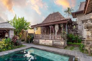 uma casa com piscina em frente a uma casa em Ubud Lestari Villa em Ubud