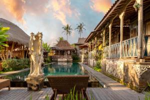 uma villa com piscina em frente a um edifício em Ubud Lestari Villa em Ubud