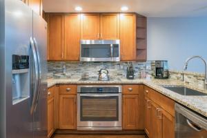 Η κουζίνα ή μικρή κουζίνα στο River Club 307 by Alpine Lodging Telluride