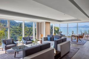 A seating area at Xuzhou Marriott Hotel Lakeview