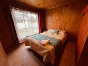 Tempat tidur dalam kamar di Hostal Magia Chilota