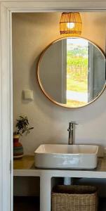 uma casa de banho com um lavatório e um espelho na parede em Fonte Freixo, em Borba, Alentejo em Borba