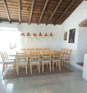 ein Esszimmer mit einem Holztisch und Stühlen in der Unterkunft Fonte Freixo, em Borba, Alentejo in Borba