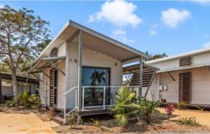 uma casa com uma grande janela e um alpendre em Discovery Parks - Broome em Broome