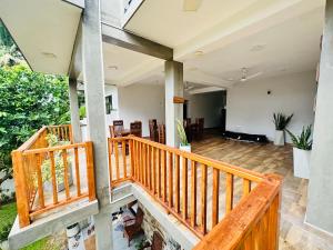 een uitzicht op de veranda van een huis met houten leuningen bij Little Paradise in Weligama +10 foto's