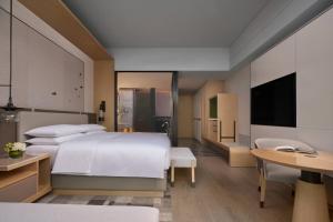 Uma TV ou centro de entretenimento em Liyang Marriott Hotel
