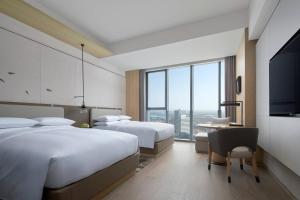 Cama ou camas em um quarto em Liyang Marriott Hotel