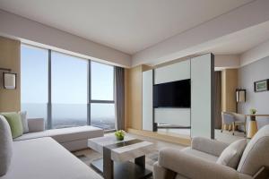 Uma TV ou centro de entretenimento em Liyang Marriott Hotel