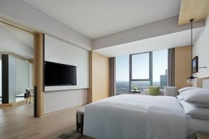 Cama ou camas em um quarto em Liyang Marriott Hotel