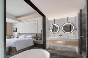 Cama ou camas em um quarto em Liyang Marriott Hotel