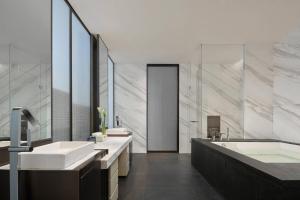Um banheiro em Liyang Marriott Hotel