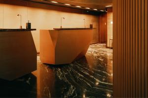 um lobby com uma grande laje de água no chão em JW Marriott Hotel Sao Paulo em São Paulo