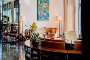 聖保羅的住宿－JW Marriott Hotel Sao Paulo，客厅配有沙发和桌子