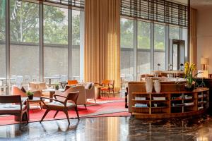 Habitación grande con sillas, mesas y ventanas. en JW Marriott Hotel Sao Paulo en São Paulo