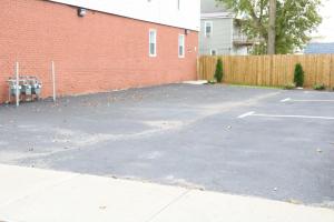 um parque de estacionamento ao lado de um edifício de tijolos vermelhos em 4 bedroom short term rental furnished Apt em Schenectady