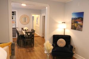 uma sala de estar com uma mesa e uma cadeira em 4 bedroom short term rental furnished Apt em Schenectady