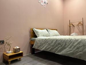 una camera con letto e tavolino di Homestay Mina House a Long Xuyen