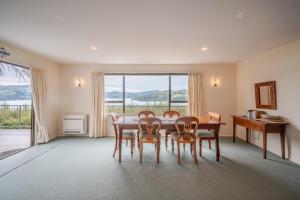 Gallery image of Harbour Haven - Akaroa Holiday Home in Akaroa +14 photos