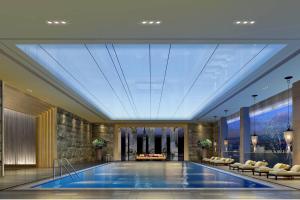 una gran piscina en un edificio con techo en Wutai Mountain Marriott Hotel, en Wutai