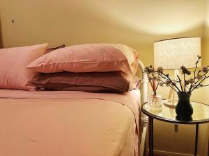 - un lit avec des oreillers et une table avec une lampe dans l'établissement Hope View Retreat, à Bathurst