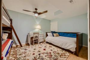 1 dormitorio con 1 cama y ventilador de techo en The Compass Rose by Leavetown Vacations en Annapolis
