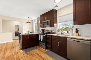 A kitchen or kitchenette at New! Cozy 1BR minutes from Downtown Roseville