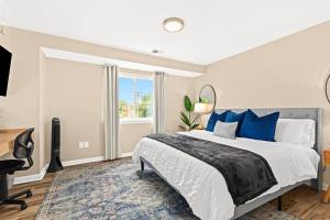 Ένα ή περισσότερα κρεβάτια σε δωμάτιο στο New! Cozy 1BR minutes from Downtown Roseville