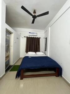 アランボールにあるHAKUNA MATATA - Best budget stay at Arambol Beach, Goaのベッドルーム1室(ベッド1台、シーリングファン付)