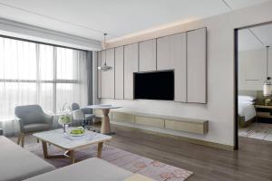 A television and/or entertainment centre at Shanghai Marriott Hotel Kangqiao