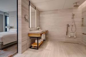 A bathroom at Shanghai Marriott Hotel Kangqiao