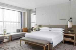 A bed or beds in a room at Shanghai Marriott Hotel Kangqiao
