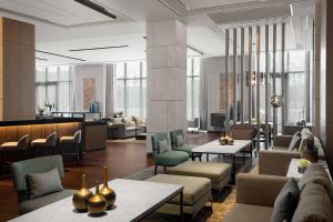A seating area at Shanghai Marriott Hotel Kangqiao