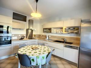 Kuchyňa alebo kuchynka v ubytovaní Maison F4 avec terrasse, parking et animaux acceptés - FR-1-451-185