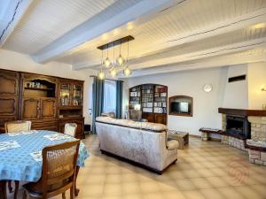 Televízia a/alebo spoločenská miestnosť v ubytovaní Maison F4 avec terrasse, parking et animaux acceptés - FR-1-451-185