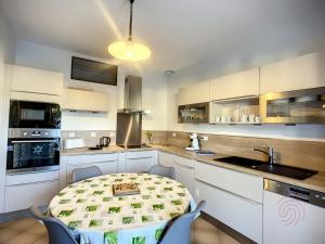 Kuchyňa alebo kuchynka v ubytovaní Maison F4 avec terrasse, parking et animaux acceptés - FR-1-451-185